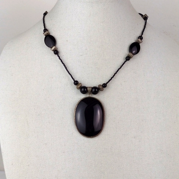 Vintage Style Black & Stone-Bead With Black Stone Like Pendant Feature Necklace - Picture 10 of 10